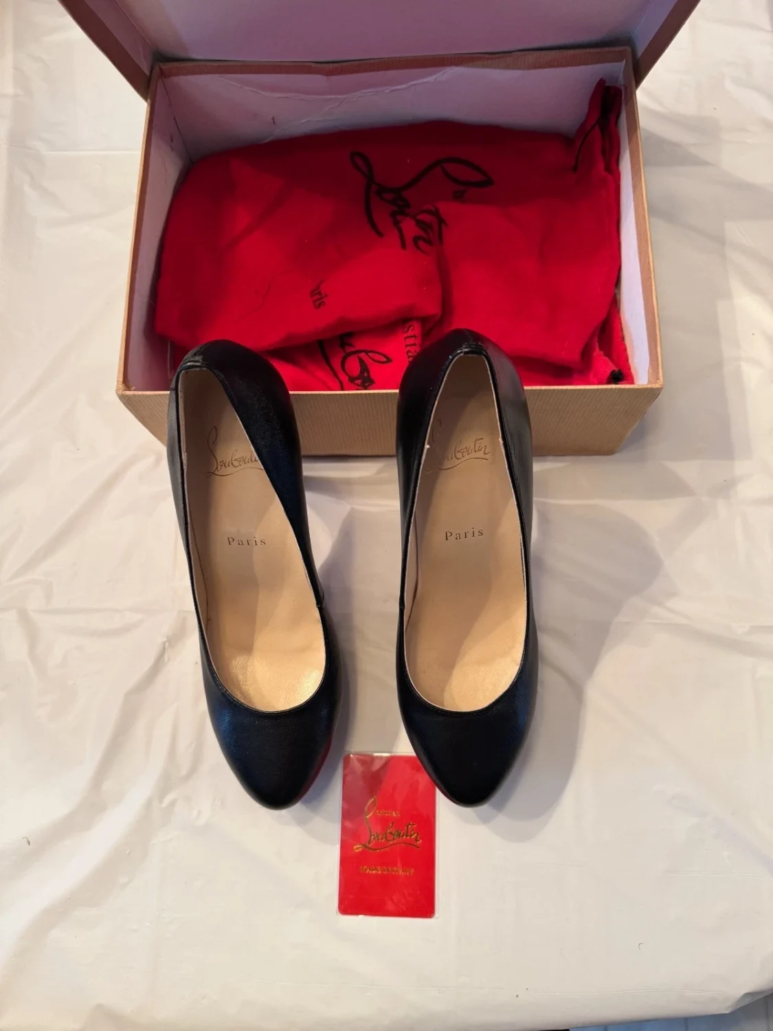Louboutin 女式鞋 38 码 (7.5 - 8) 黑色带红色鞋底-