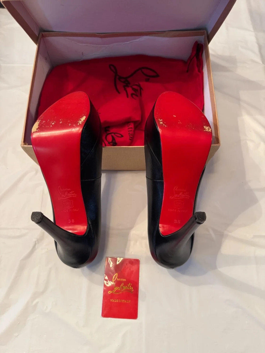 Louboutin 女式鞋 38 码 (7.5 - 8) 黑色带红色鞋底-
