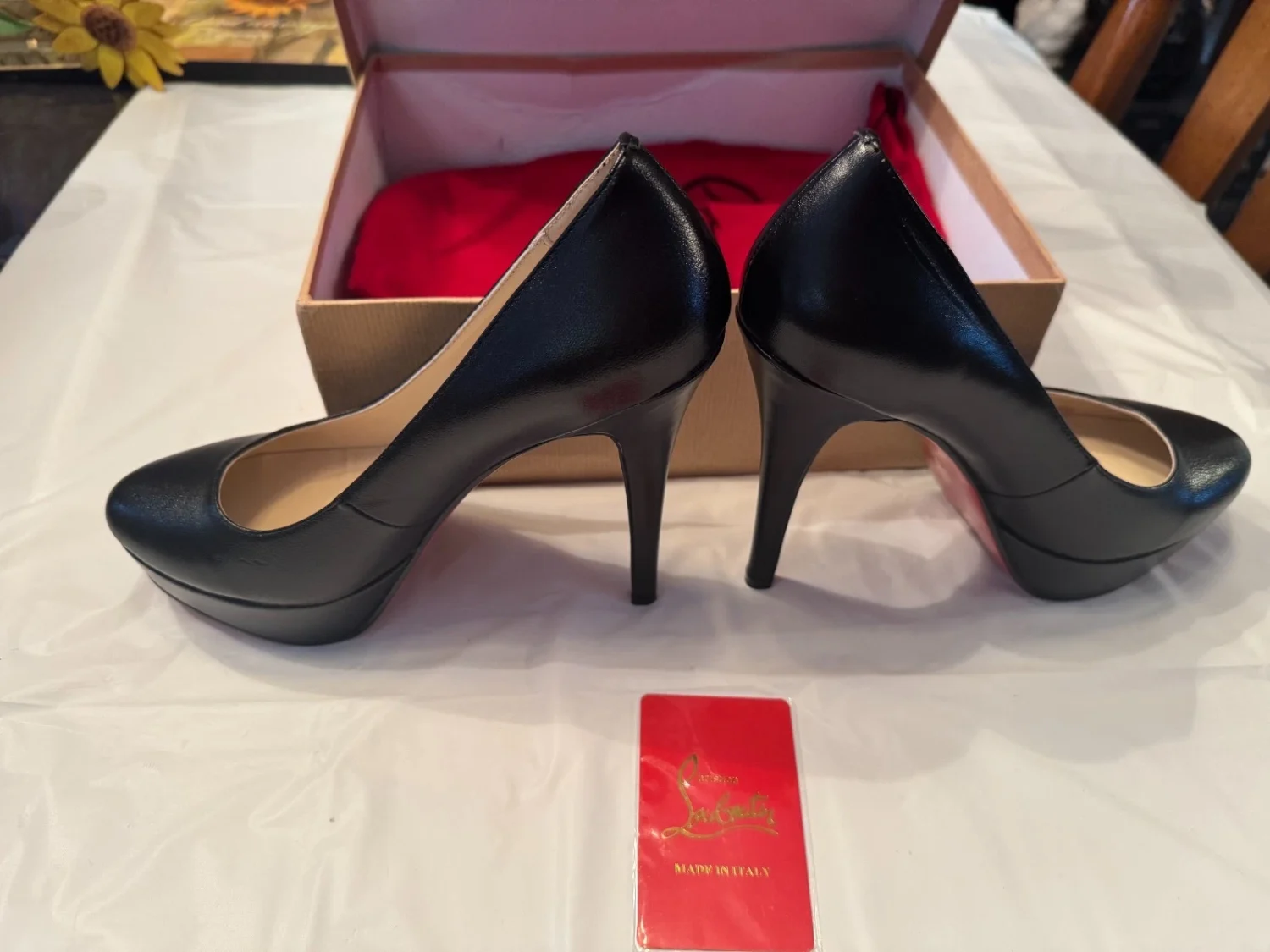Louboutin 女式鞋 38 码 (7.5 - 8) 黑色带红色鞋底-