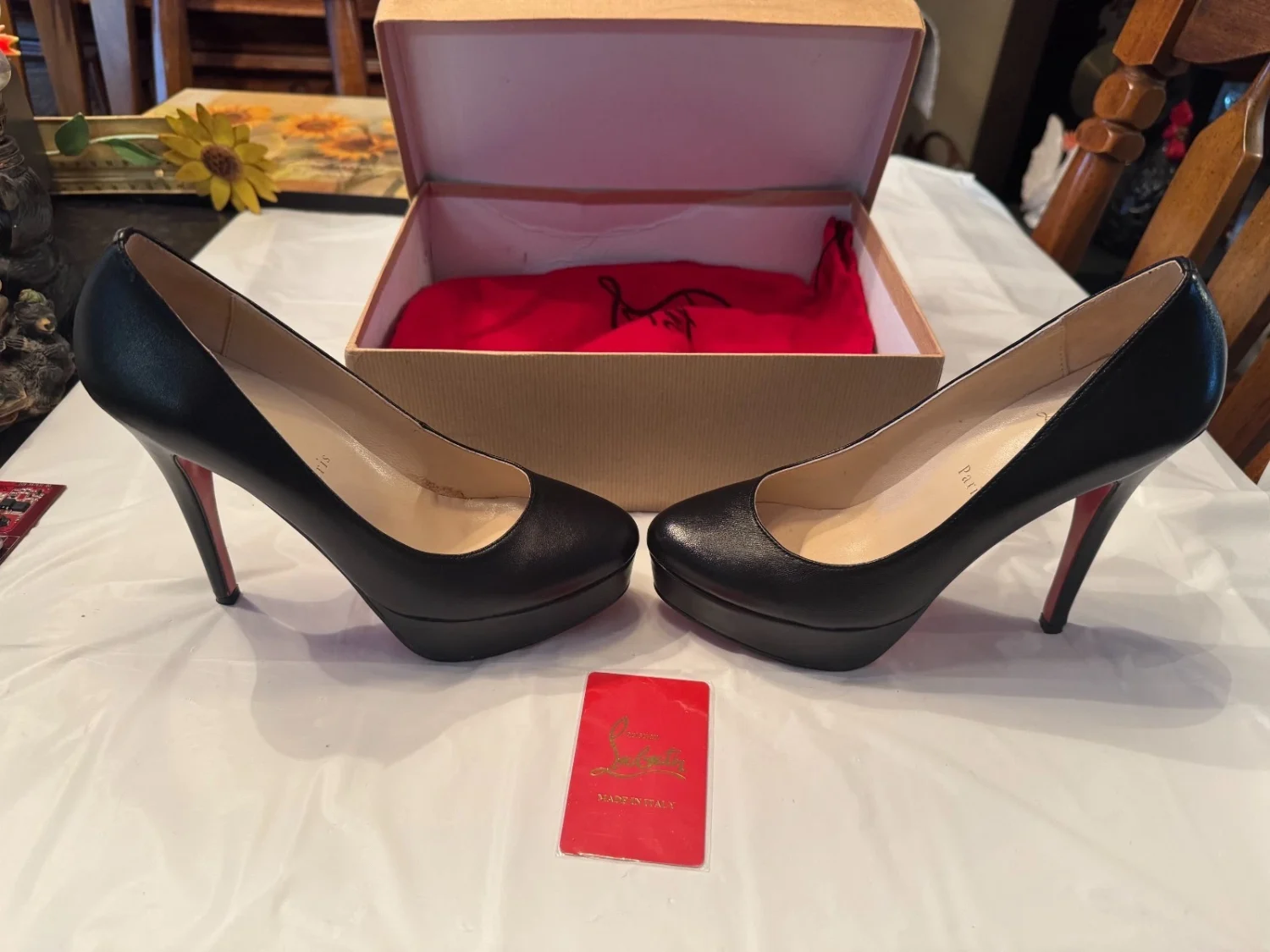 Louboutin 女式鞋 38 码 (7.5 - 8) 黑色带红色鞋底-