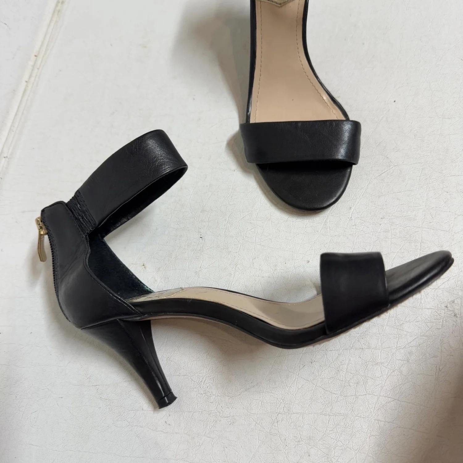 VINCE CAMUTO 黑色皮革绑带拉链高跟鞋 6M 码-