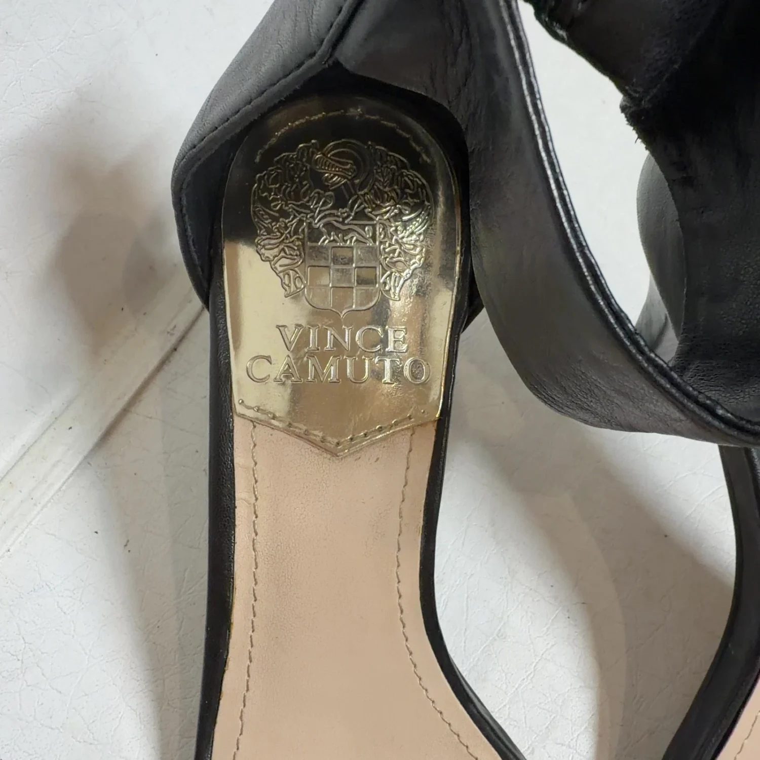 VINCE CAMUTO 黑色皮革绑带拉链高跟鞋 6M 码-