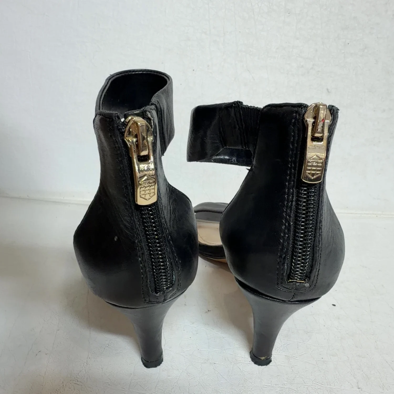 VINCE CAMUTO 黑色皮革绑带拉链高跟鞋 6M 码-