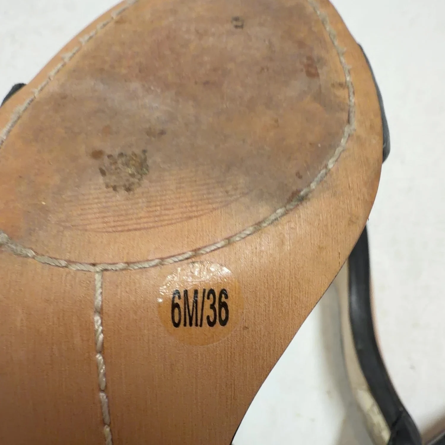 VINCE CAMUTO 黑色皮革绑带拉链高跟鞋 6M 码-