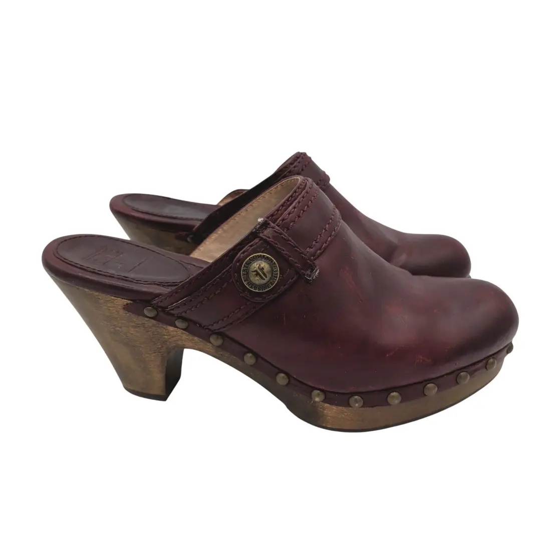 Frye Audra 纽扣 Clog Mules 勃艮第皮革镶嵌木跟女式 8.5 米-