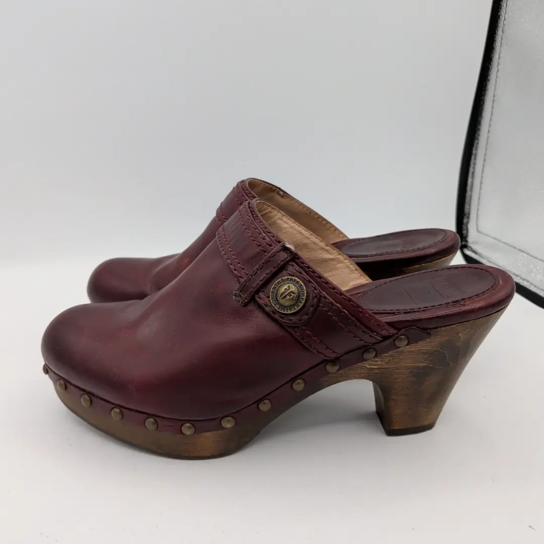Frye Audra 纽扣 Clog Mules 勃艮第皮革镶嵌木跟女式 8.5 米-