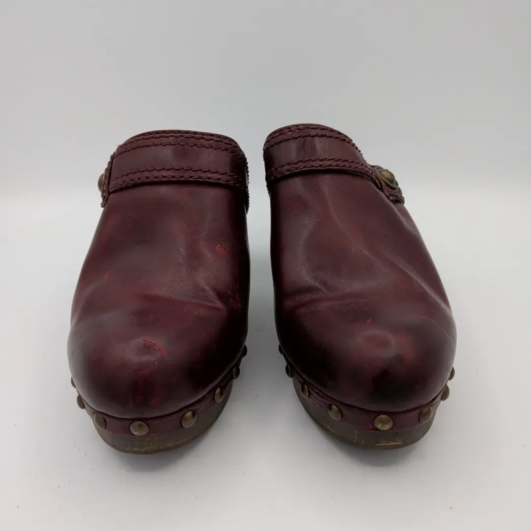 Frye Audra 纽扣 Clog Mules 勃艮第皮革镶嵌木跟女式 8.5 米-