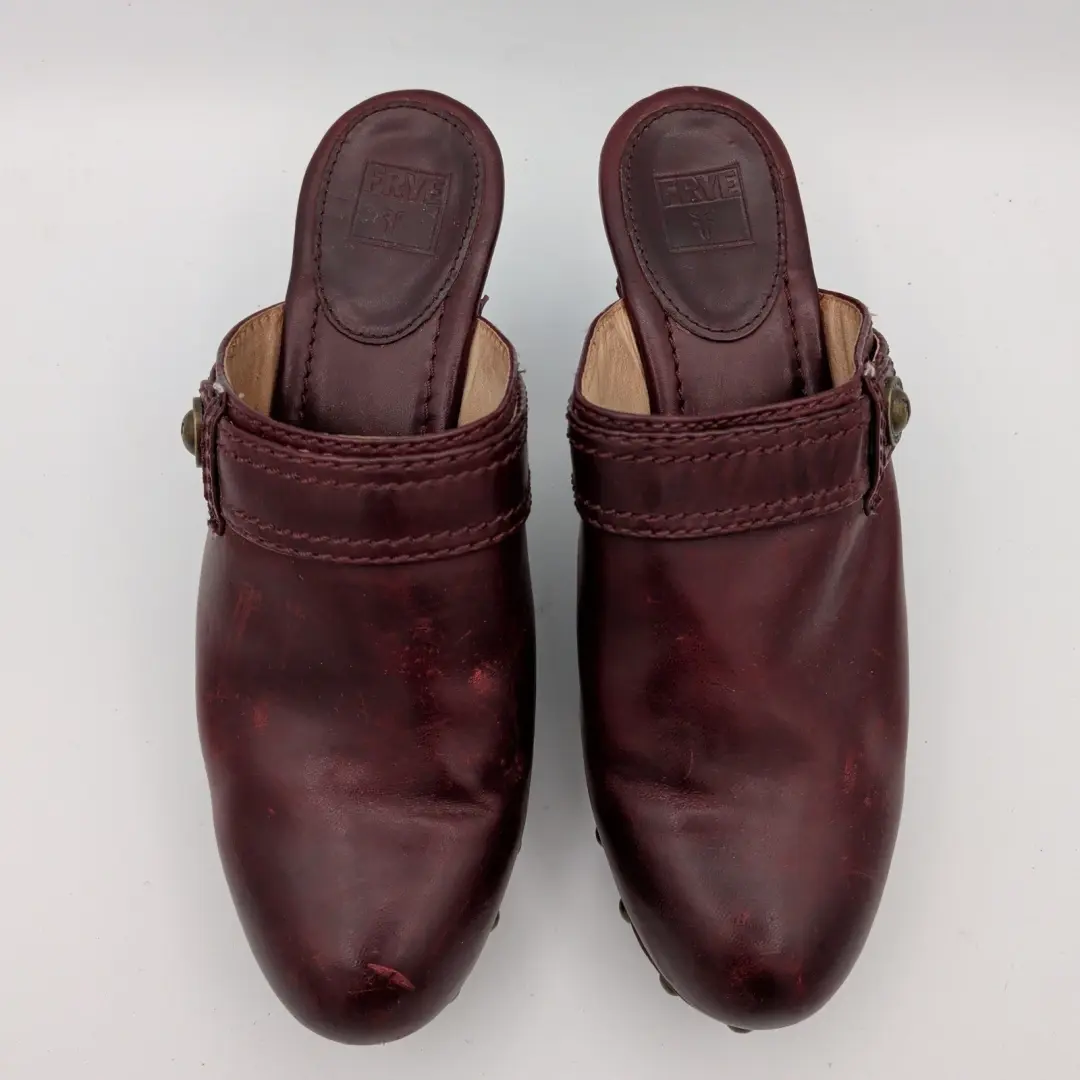 Frye Audra 纽扣 Clog Mules 勃艮第皮革镶嵌木跟女式 8.5 米-