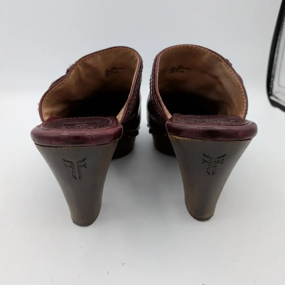 Frye Audra 纽扣 Clog Mules 勃艮第皮革镶嵌木跟女式 8.5 米-