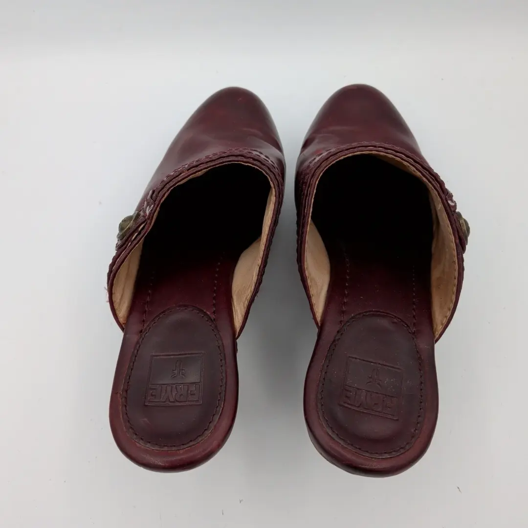 Frye Audra 纽扣 Clog Mules 勃艮第皮革镶嵌木跟女式 8.5 米-