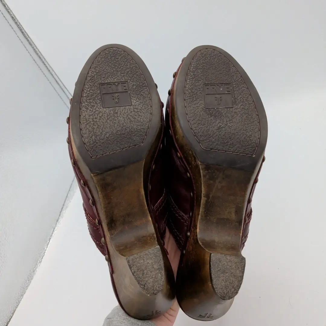 Frye Audra 纽扣 Clog Mules 勃艮第皮革镶嵌木跟女式 8.5 米-