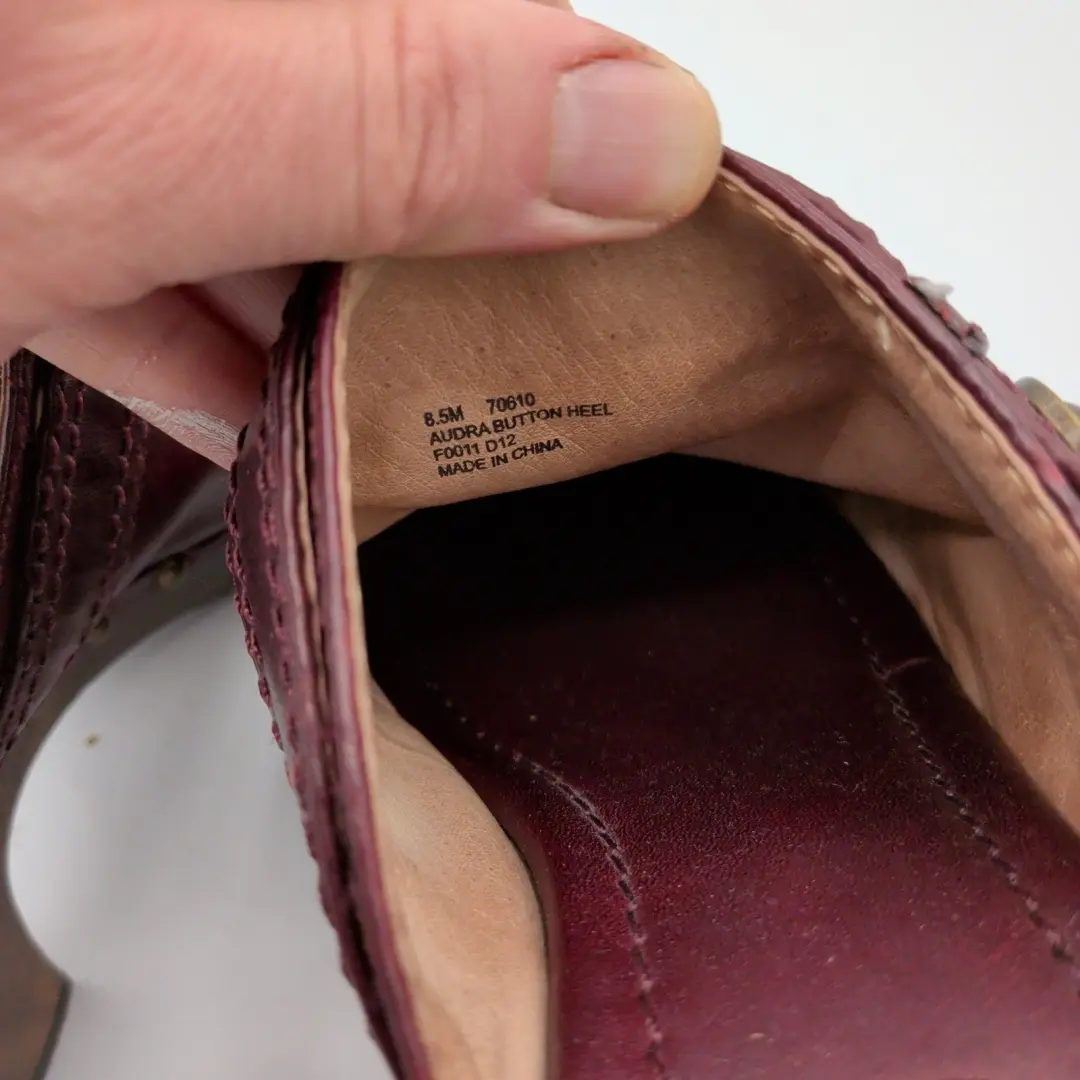 Frye Audra 纽扣 Clog Mules 勃艮第皮革镶嵌木跟女式 8.5 米-