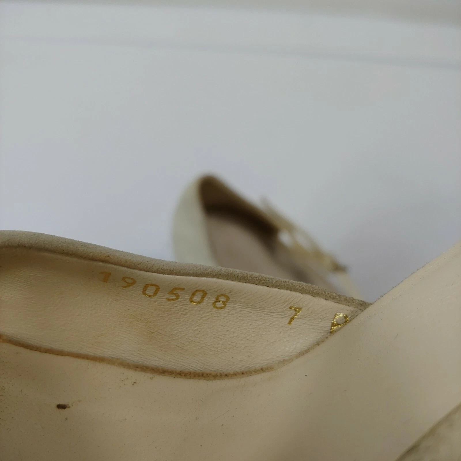 gucci 绒面革铆钉口音草编鞋女式楔形高跟鞋 7 B 码米色-
