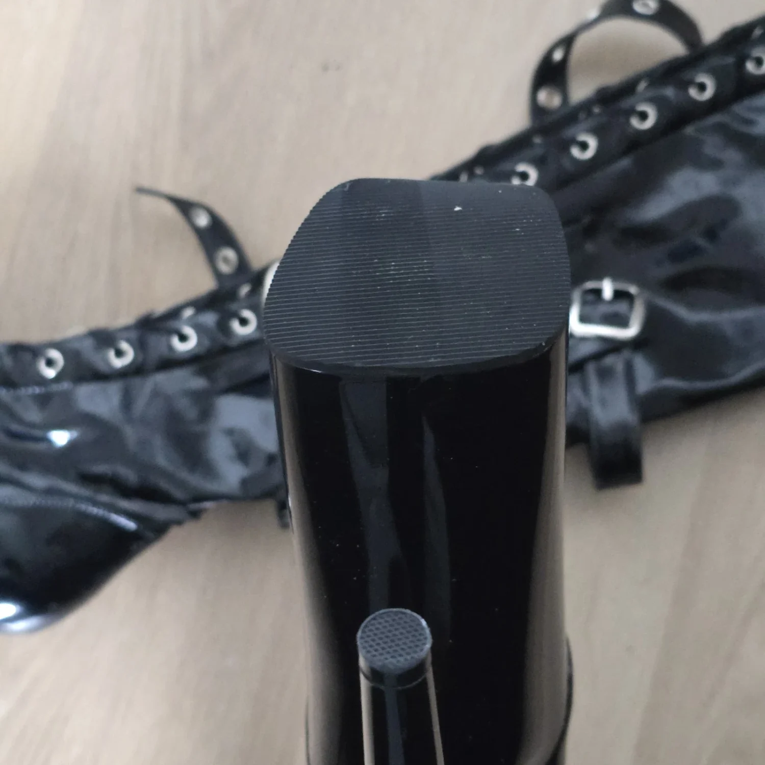 Pleaser Beyond 3028 黑色 10 英寸细高跟高筒靴专利 US9-