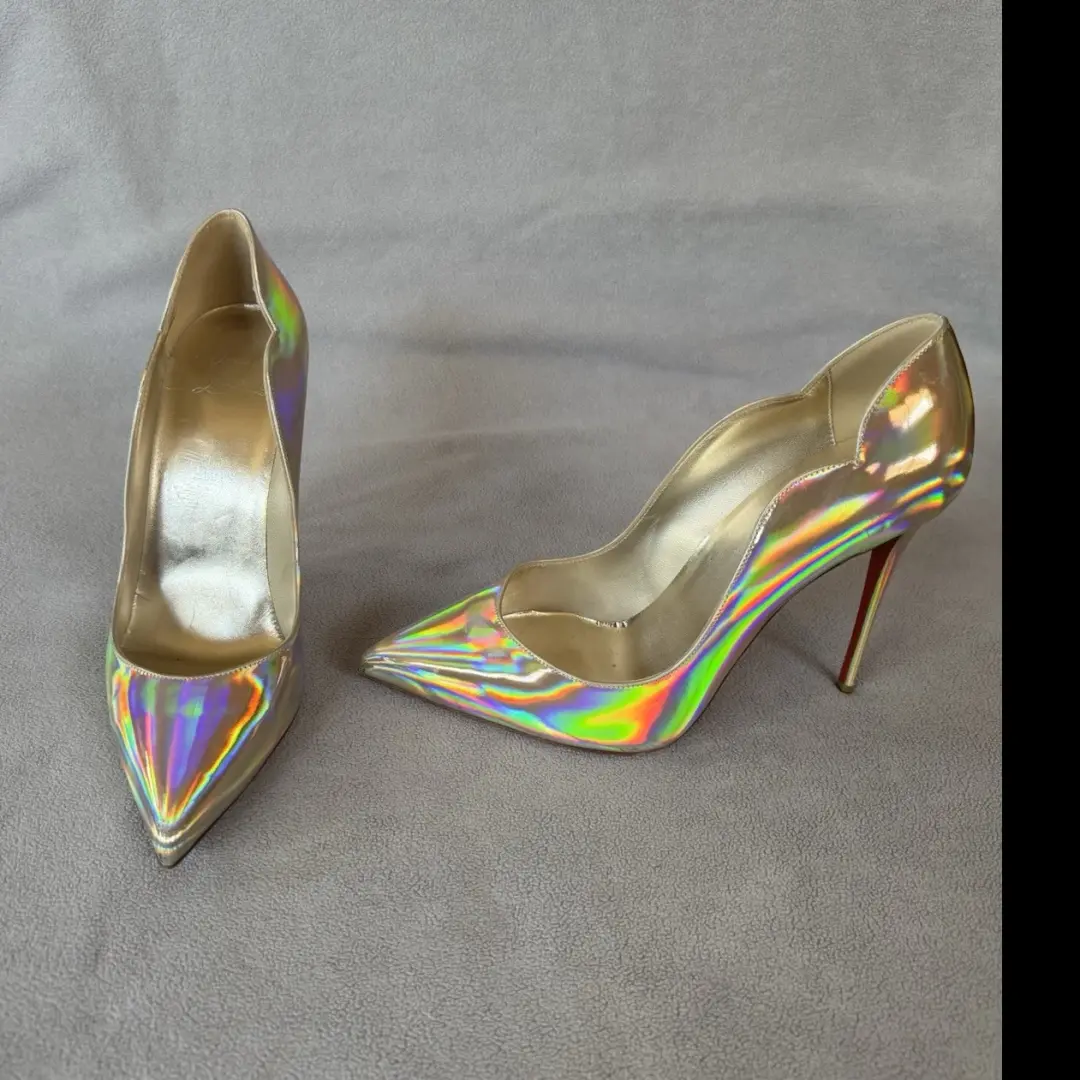 Christian Louboutin 金色合成全息尖头细高跟鞋 11-