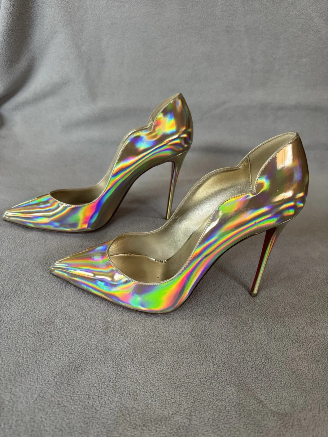 Christian Louboutin 金色合成全息尖头细高跟鞋 11-