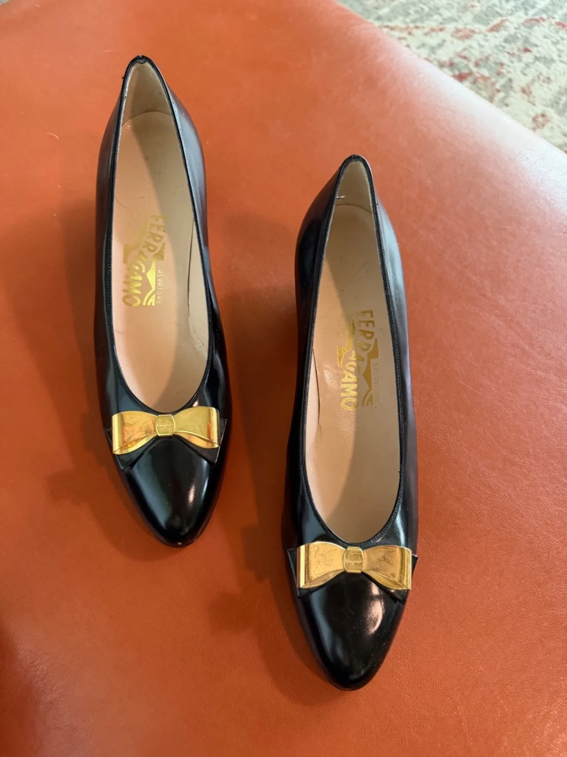 女士 Ferragamo 黑色高跟鞋带金色蝴蝶结,尺寸 9AA,穿过一次,女鞋-