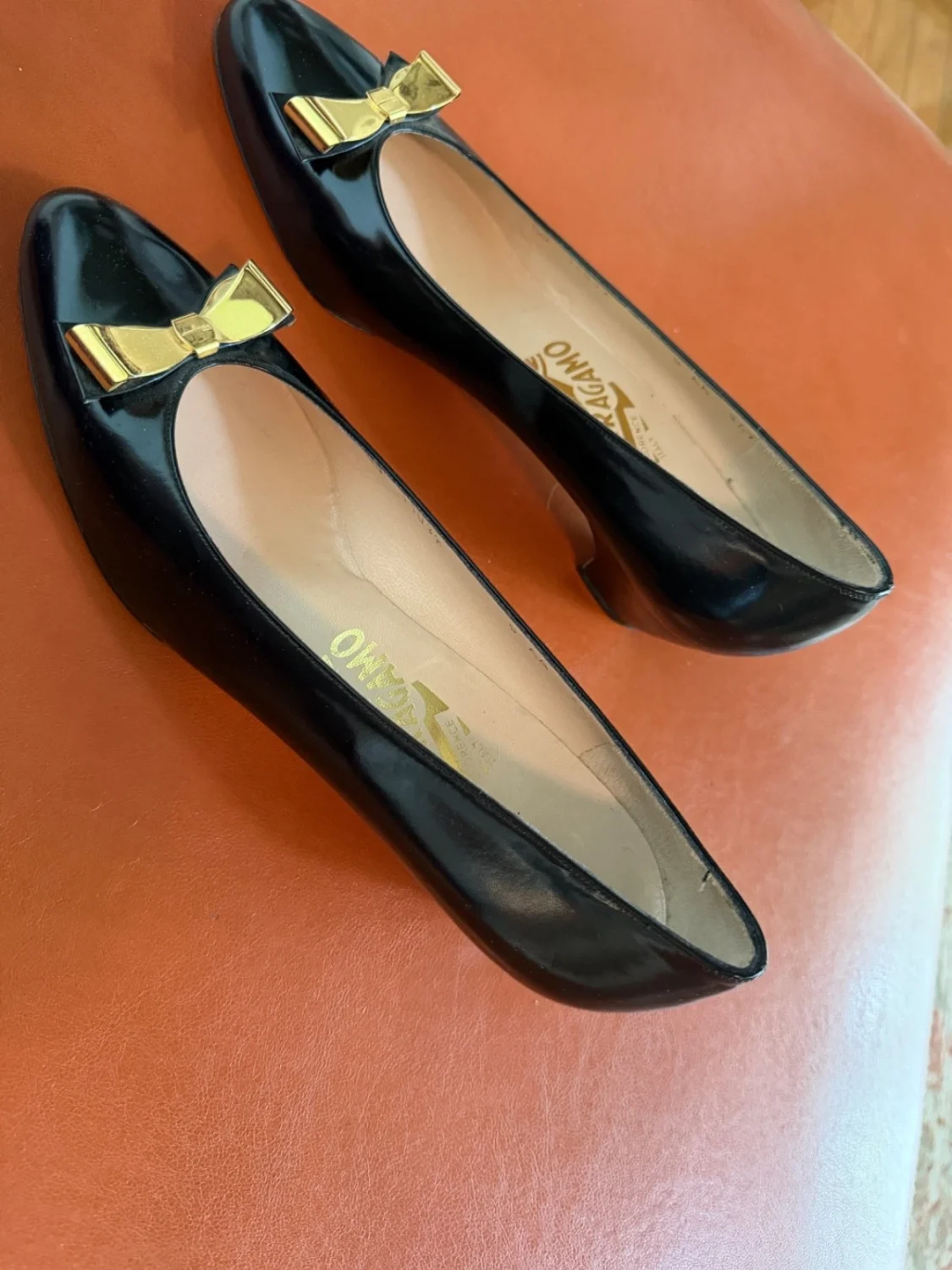 女士 Ferragamo 黑色高跟鞋带金色蝴蝶结,尺寸 9AA,穿过一次,女鞋-