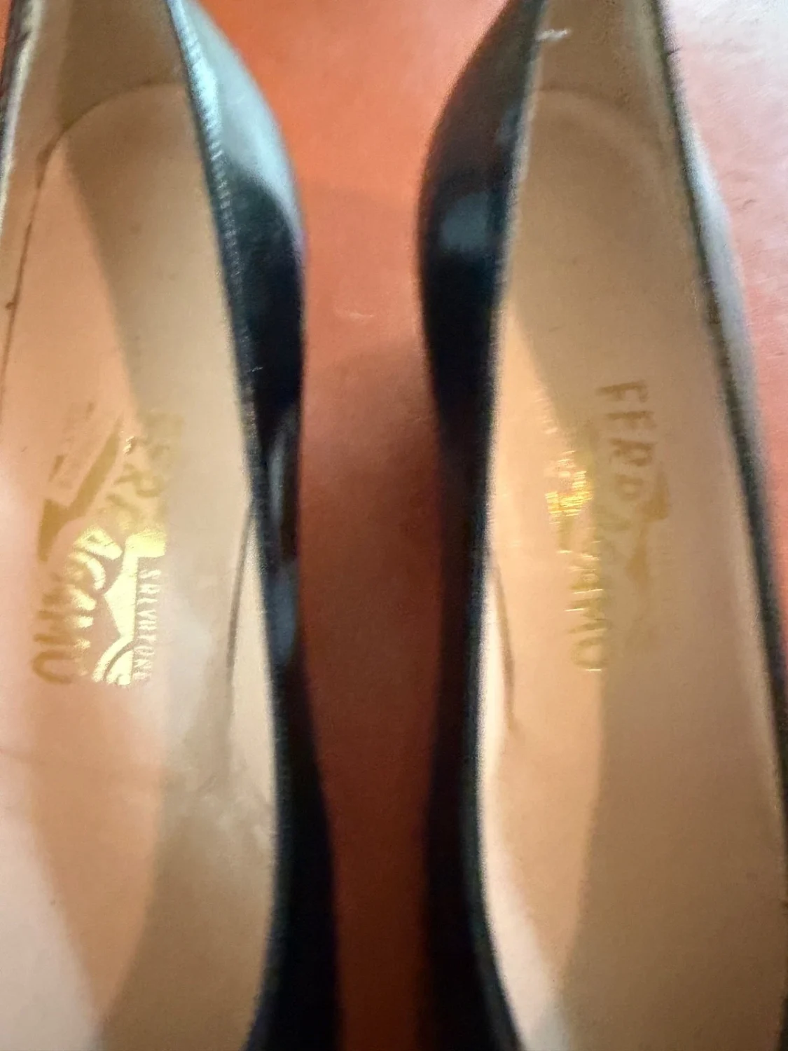 女士 Ferragamo 黑色高跟鞋带金色蝴蝶结,尺寸 9AA,穿过一次,女鞋-