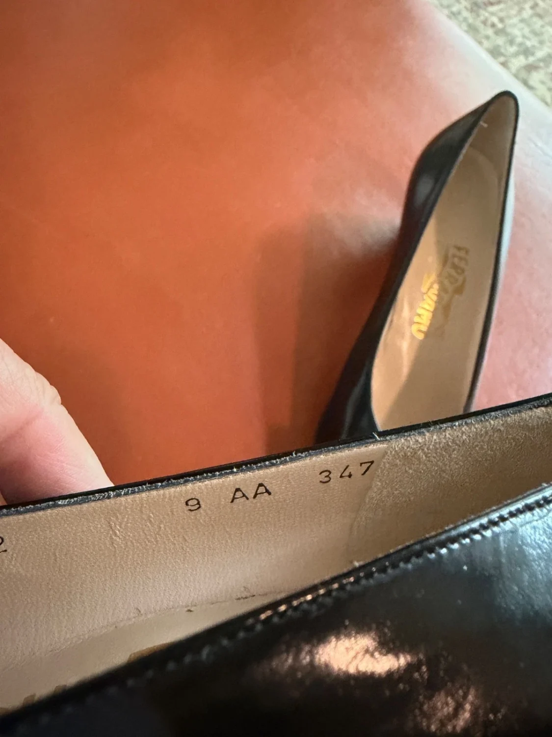 女士 Ferragamo 黑色高跟鞋带金色蝴蝶结,尺寸 9AA,穿过一次,女鞋-