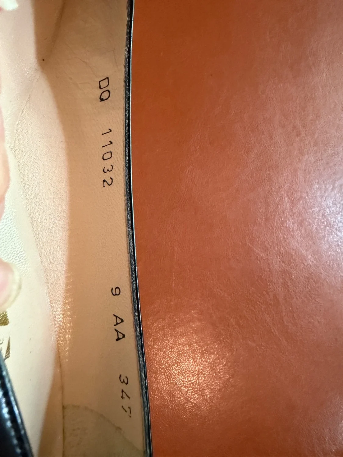 女士 Ferragamo 黑色高跟鞋带金色蝴蝶结,尺寸 9AA,穿过一次,女鞋-