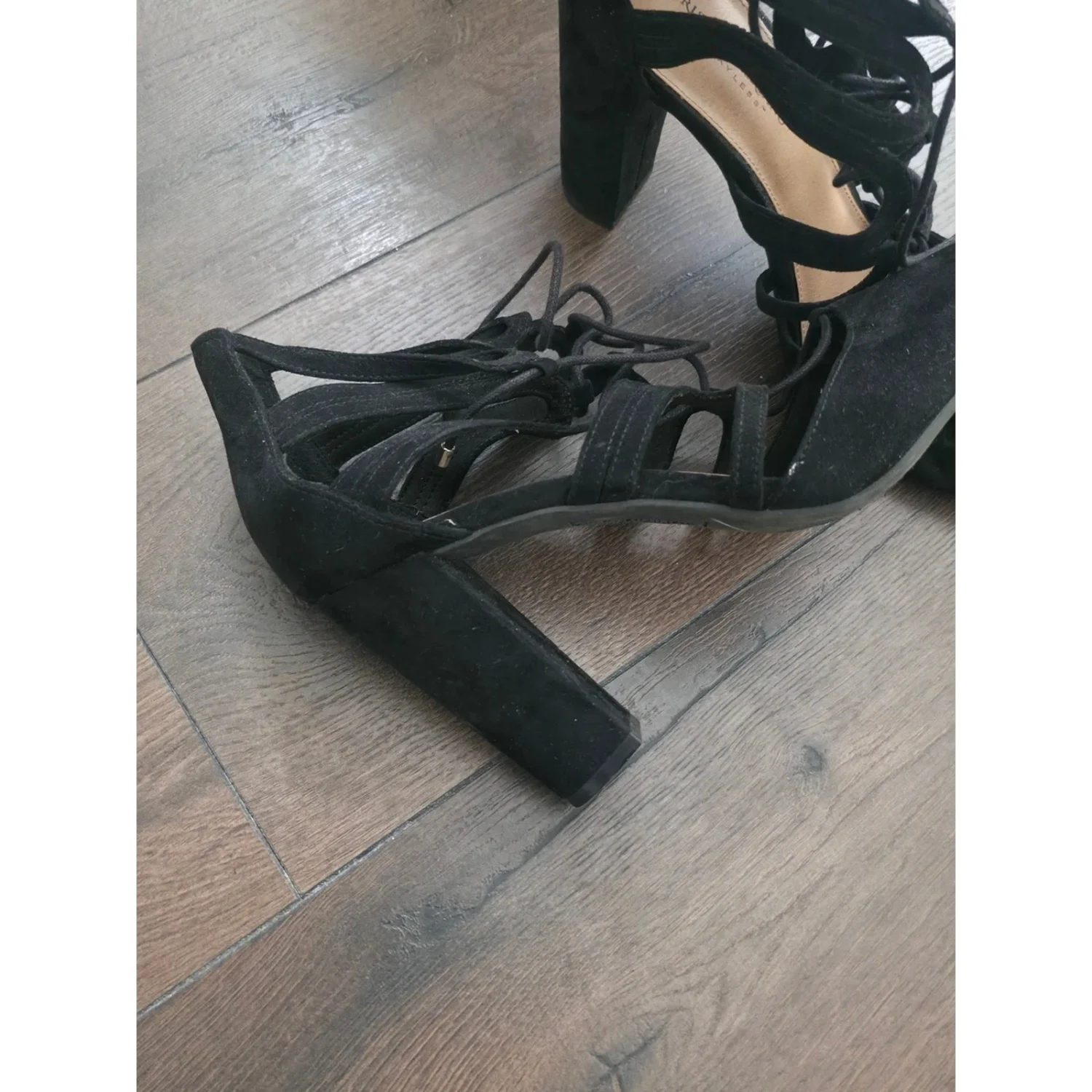 Christian Siriano 黑色系带粗跟高跟鞋-