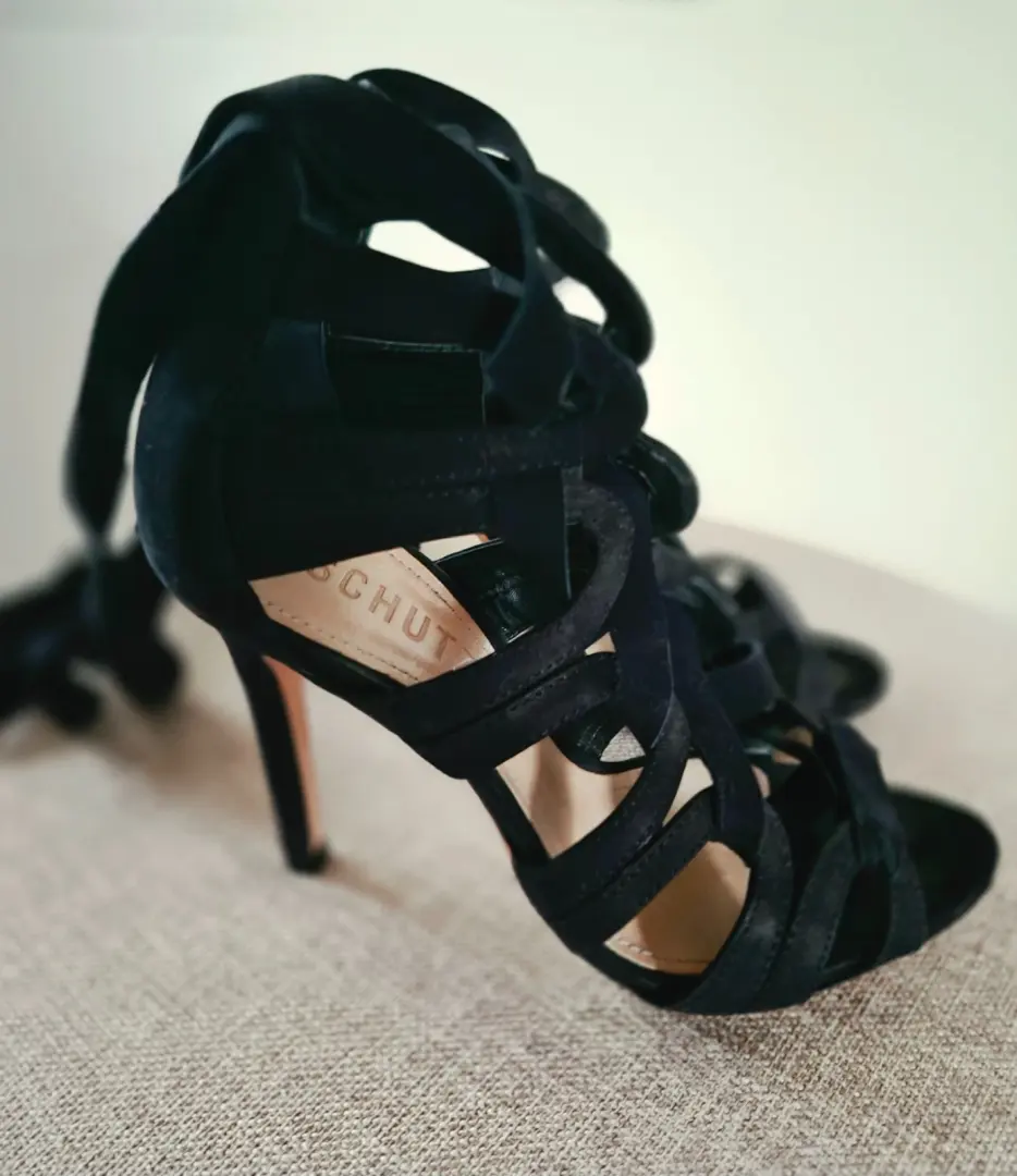 Schutz 黑色麂皮绒系带高跟鞋 5 B 码-