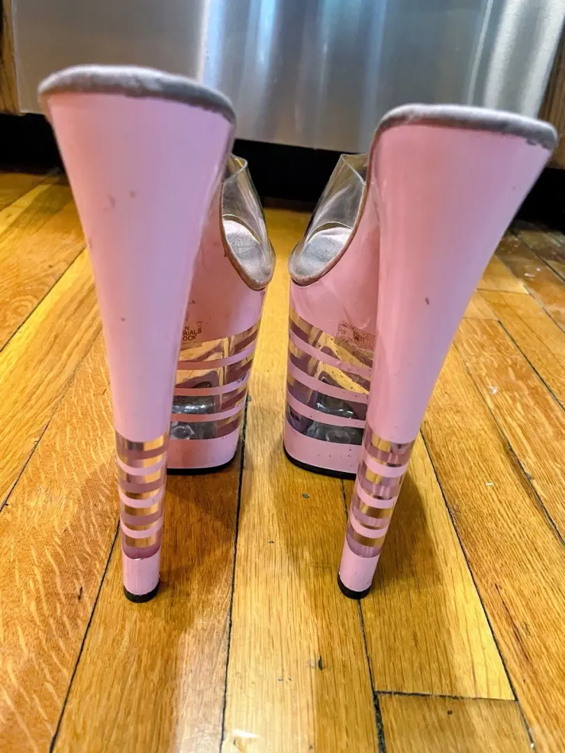 Pleaser’s “Stack” 7 英寸拖鞋高跟鞋尺寸 8-