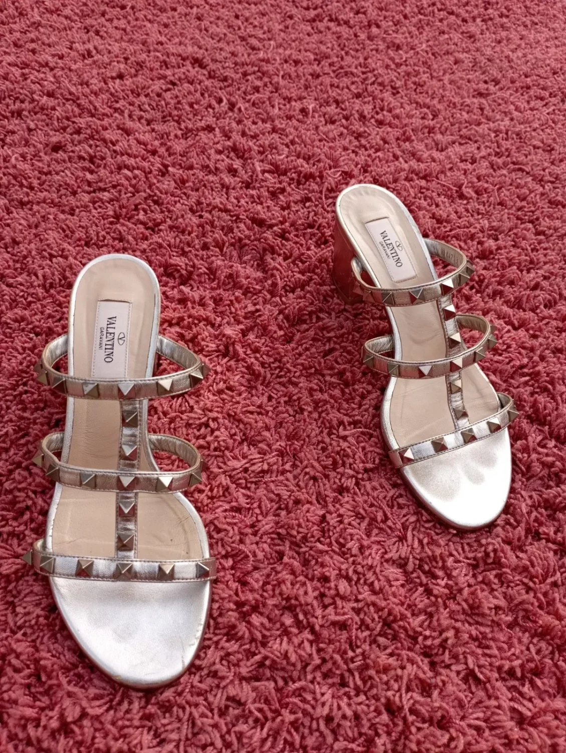 Valentino Garavani Rockstud 金属色皮革粗跟凉鞋 38 码-