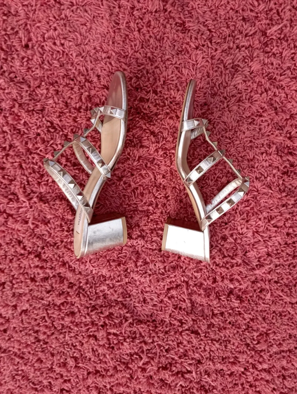 Valentino Garavani Rockstud 金属色皮革粗跟凉鞋 38 码-