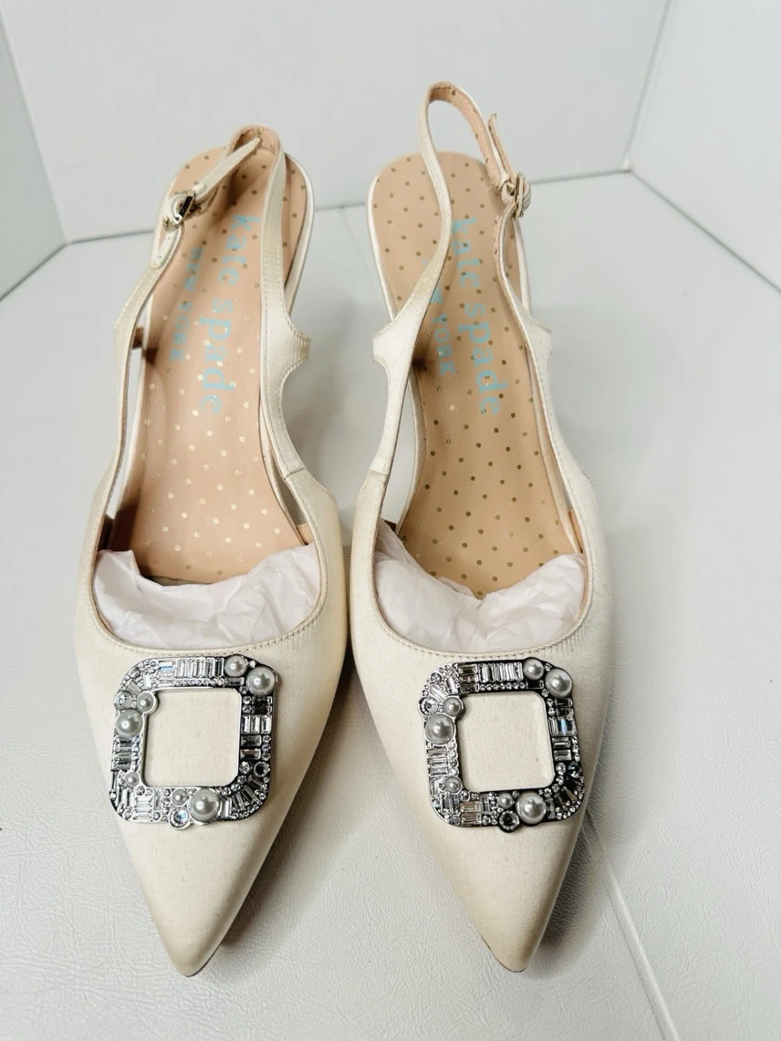 Kate Spade New York 象牙色缎面露跟高跟鞋 带水晶扣 – 尺码 11B 全新-