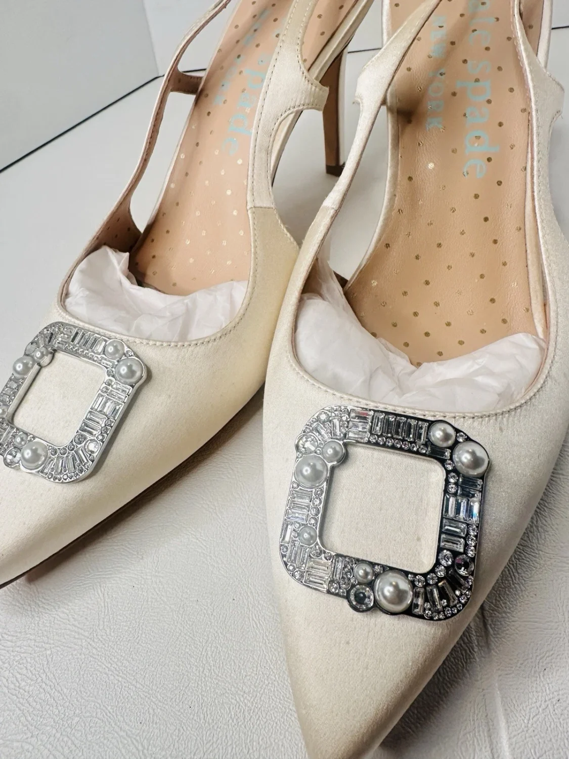 Kate Spade New York 象牙色缎面露跟高跟鞋 带水晶扣 – 尺码 11B 全新-