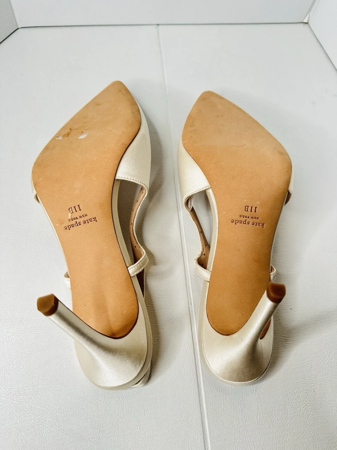 Kate Spade New York 象牙色缎面露跟高跟鞋 带水晶扣 – 尺码 11B 全新-