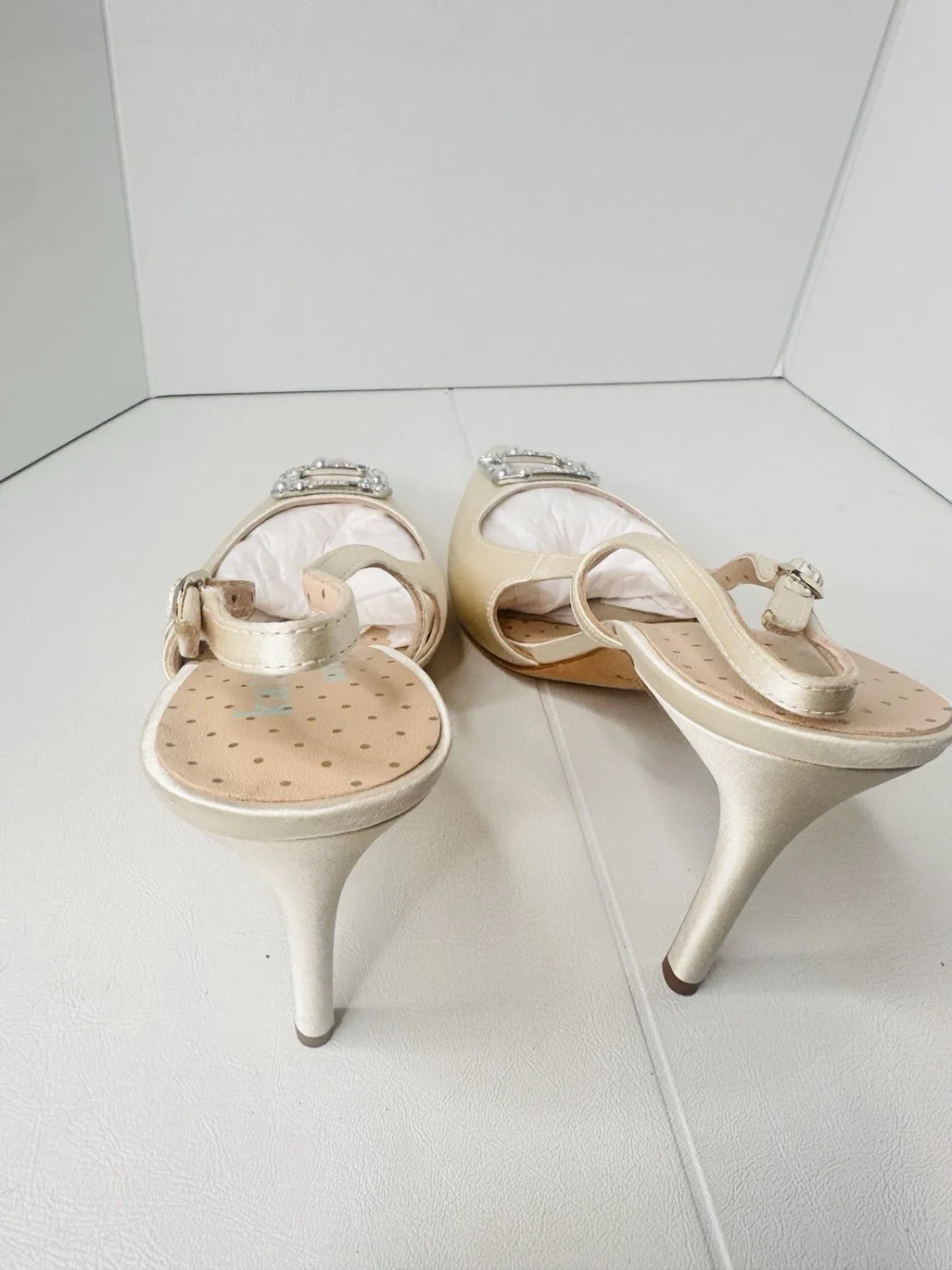 Kate Spade New York 象牙色缎面露跟高跟鞋 带水晶扣 – 尺码 11B 全新-