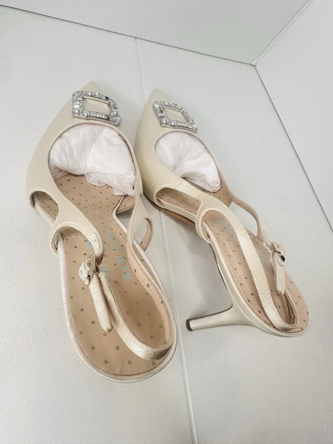 Kate Spade New York 象牙色缎面露跟高跟鞋 带水晶扣 – 尺码 11B 全新-