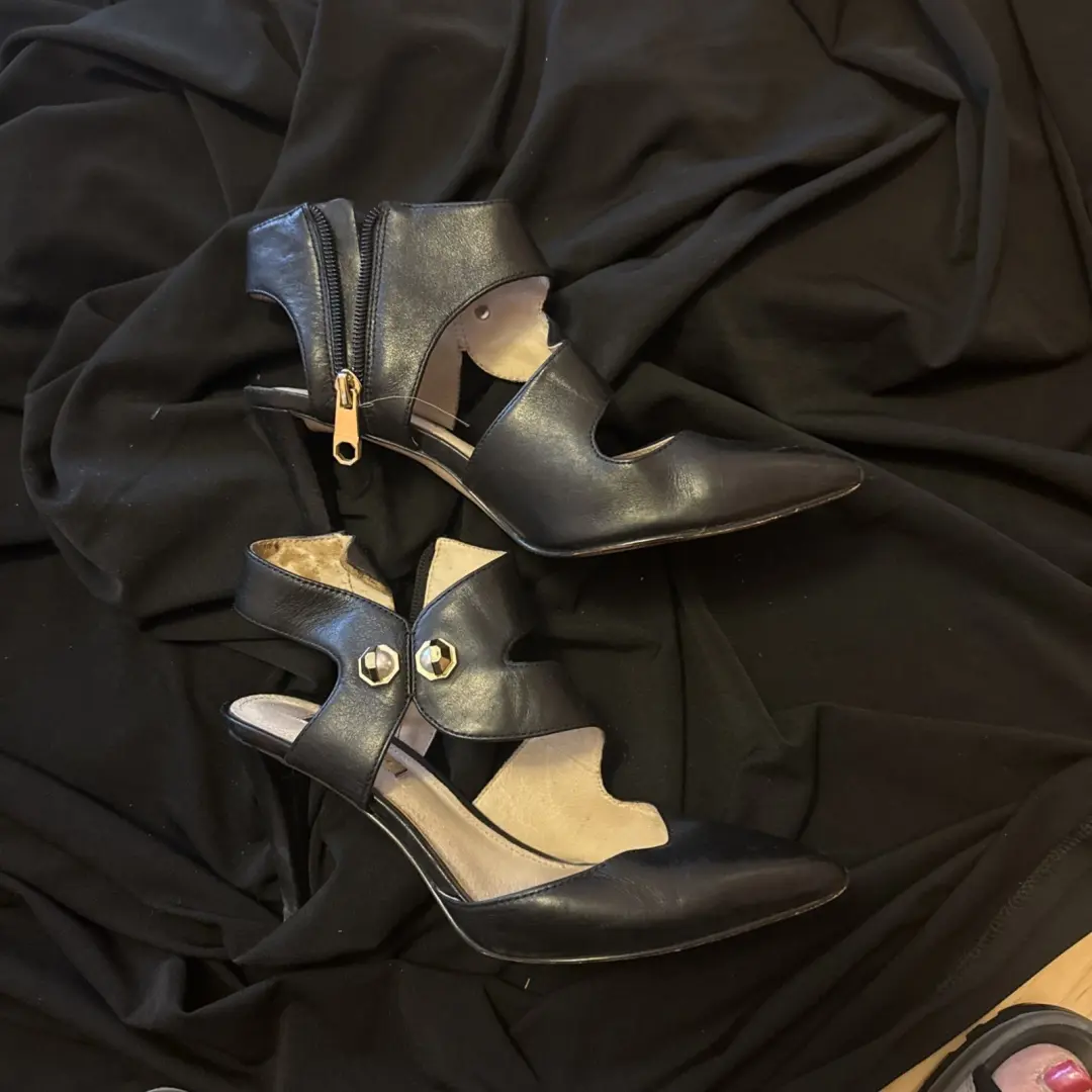 Louise et Cie Jara 皮革珍珠细节泵,多种尺寸黑色 LO-JARA-