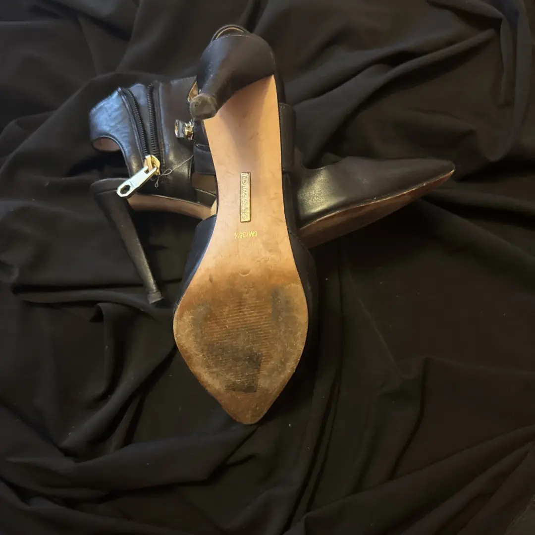 Louise et Cie Jara 皮革珍珠细节泵,多种尺寸黑色 LO-JARA-