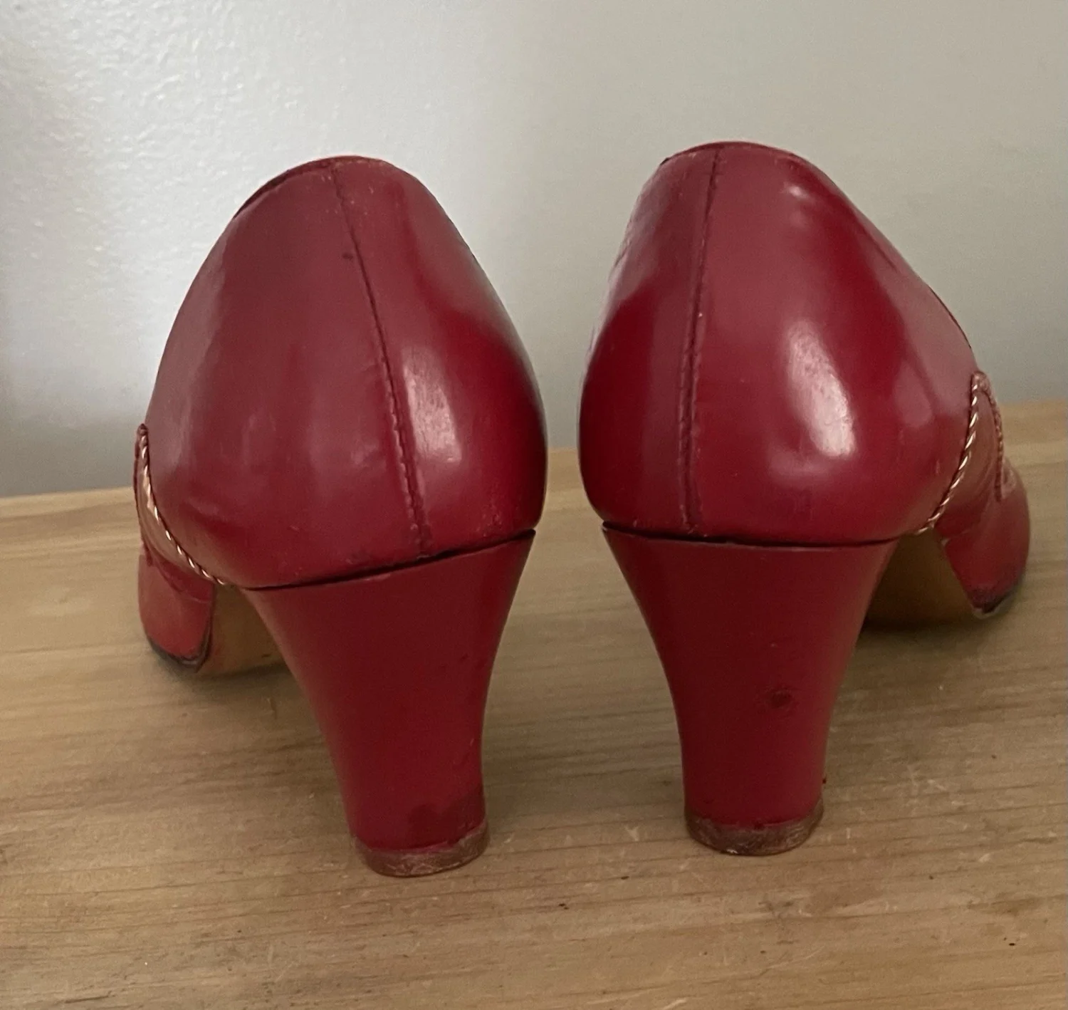 Stylepride 1950 年代红色皮革和对比拼接 Rockabilly 泵 7 -