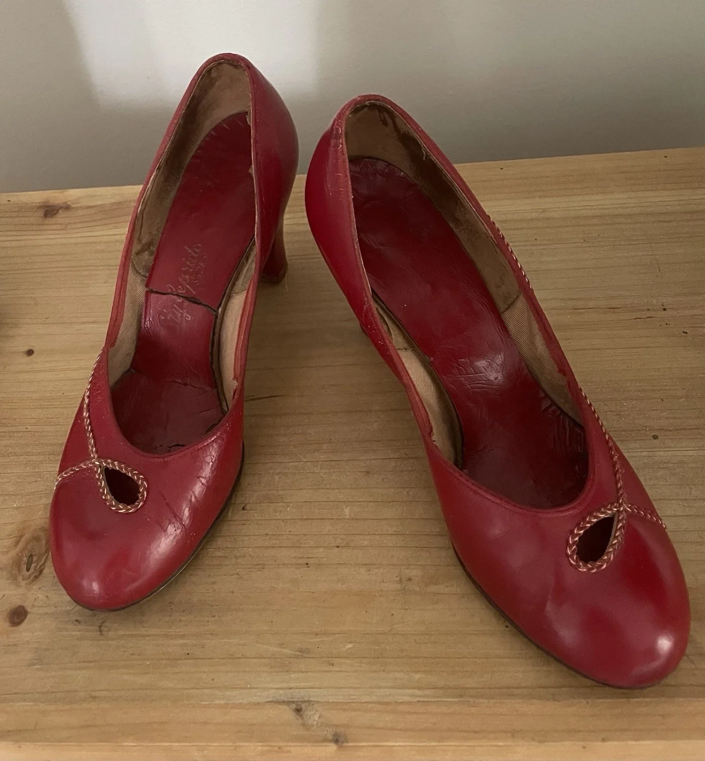 Stylepride 1950 年代红色皮革和对比拼接 Rockabilly 泵 7 -