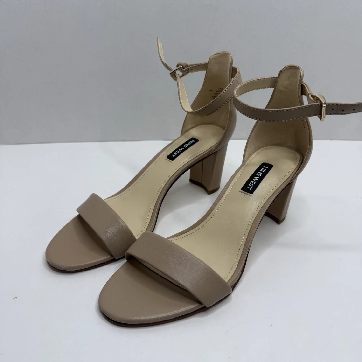 Nine West NVYPRUCE女式皮革踝带粗跟凉鞋7.5米灰褐色-