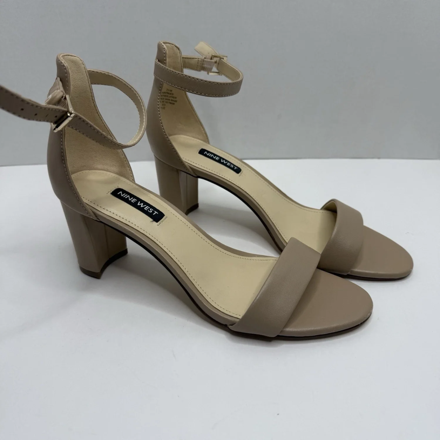 Nine West NVYPRUCE女式皮革踝带粗跟凉鞋7.5米灰褐色-