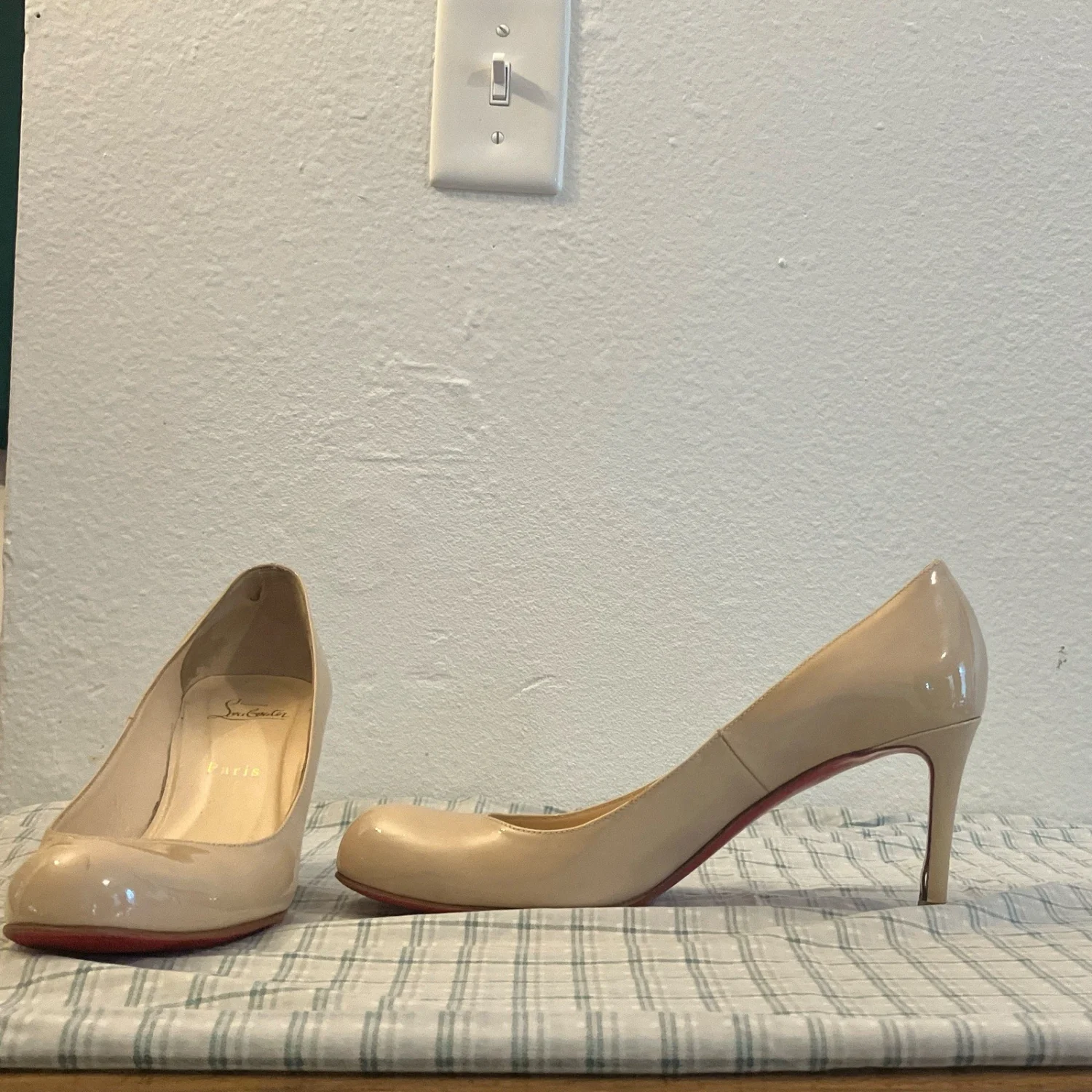Christian Louboutin 米色漆皮高跟鞋女式圆头细高跟鞋 8.5-