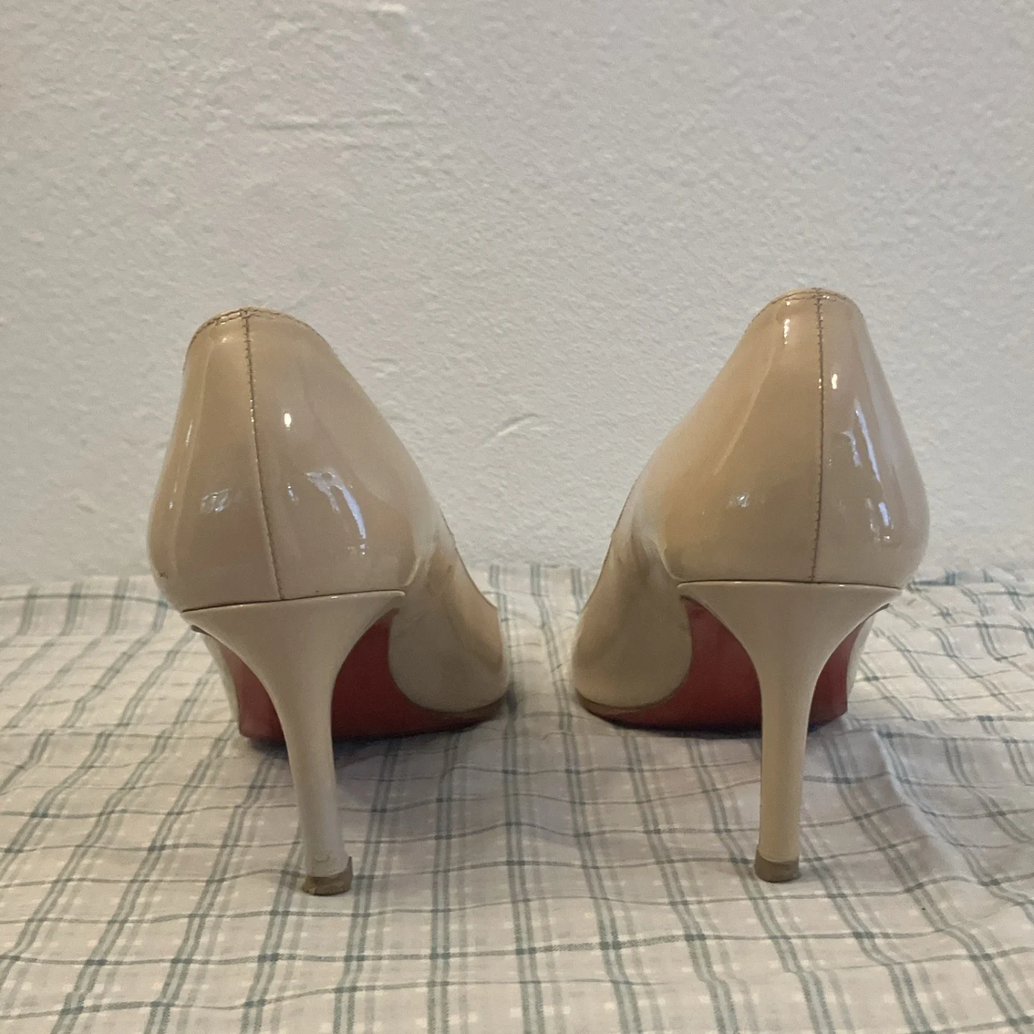 Christian Louboutin 米色漆皮高跟鞋女式圆头细高跟鞋 8.5-