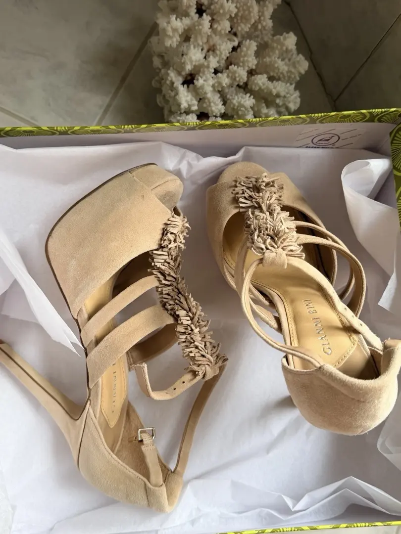 Gianni Bini Analise214 麂皮绒女式浅口鞋 Stilleto 米色 6.5 码麂皮绒-