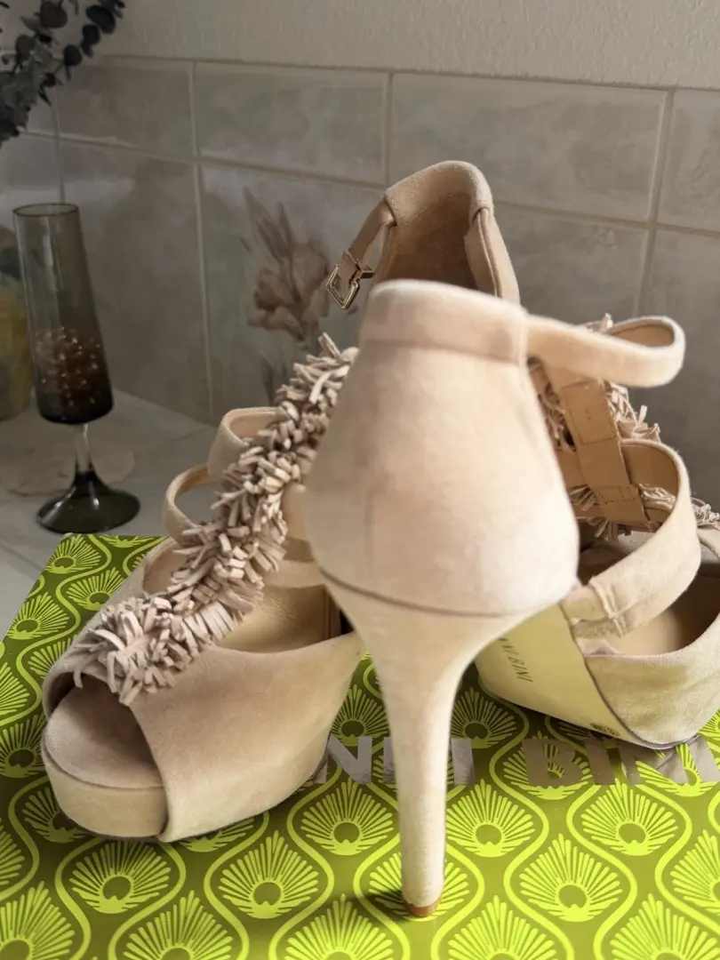 Gianni Bini Analise214 麂皮绒女式浅口鞋 Stilleto 米色 6.5 码麂皮绒-