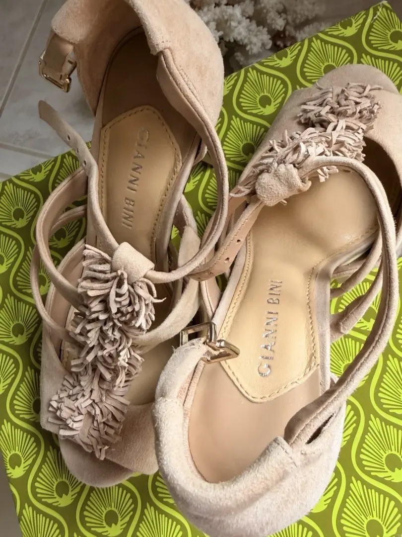 Gianni Bini Analise214 麂皮绒女式浅口鞋 Stilleto 米色 6.5 码麂皮绒-
