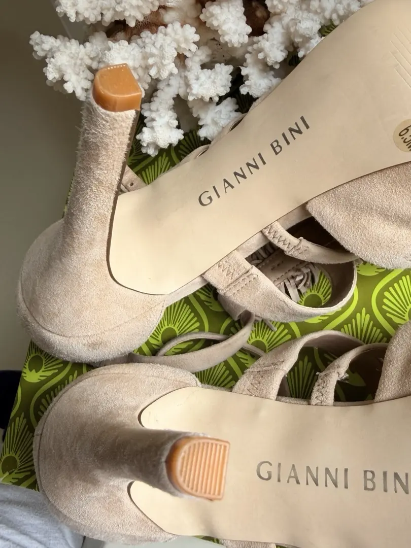 Gianni Bini Analise214 麂皮绒女式浅口鞋 Stilleto 米色 6.5 码麂皮绒-