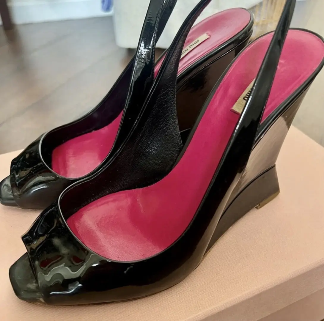 Miu Miu 女式黑色漆皮露趾露背楔形高跟鞋 - 37 码-