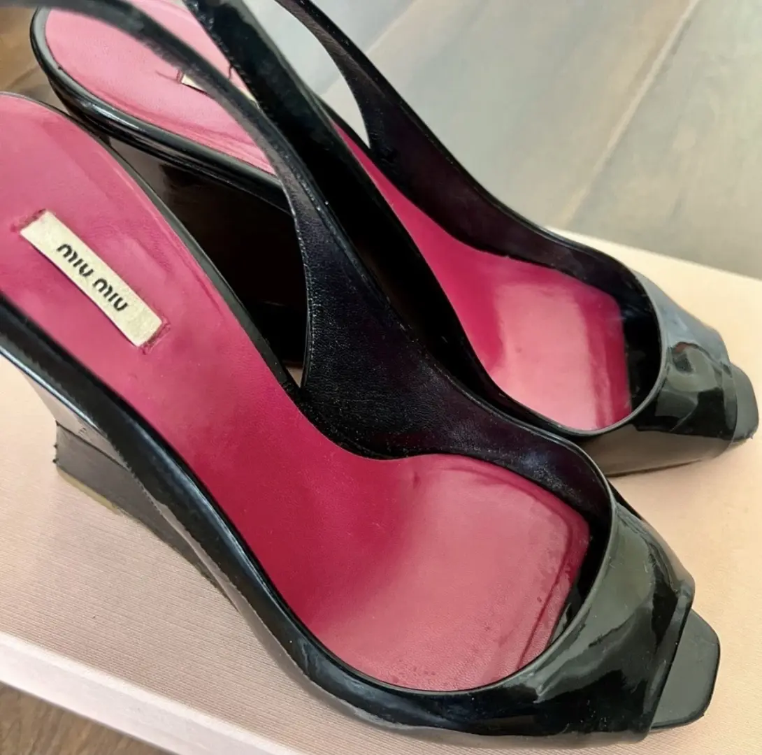 Miu Miu 女式黑色漆皮露趾露背楔形高跟鞋 - 37 码-