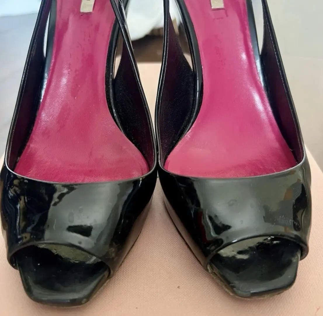 Miu Miu 女式黑色漆皮露趾露背楔形高跟鞋 - 37 码-